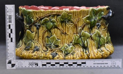 Palissy Ware Art Nouveau planter, climbing Ivy and berries w/ black lizard handles - 8