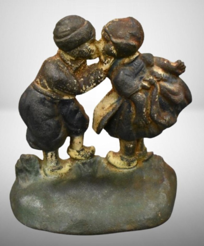 Mrkd. Hubley 332 Kissing Dutch Children 4.75" bookend