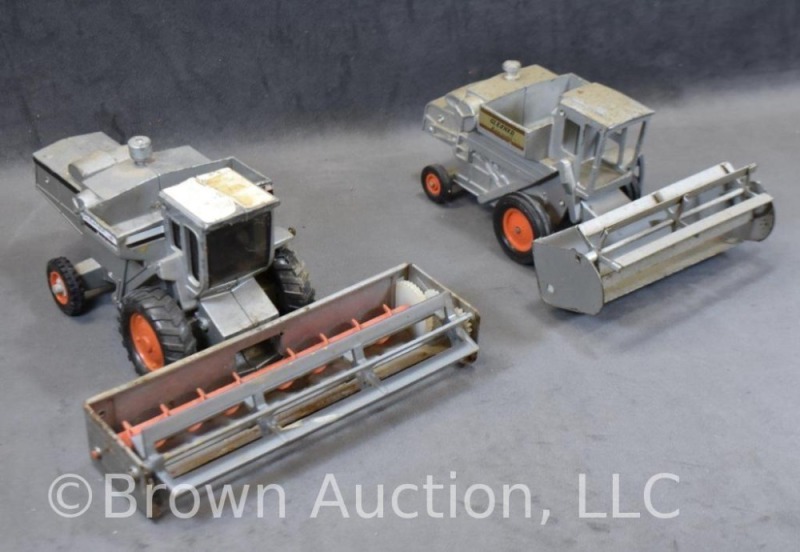 (2) Ertl Allis Chalmers Gleaner combines, 1:32 scale