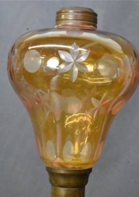 Amber Cut-to-Clear oil lamp on fluted brass column and marble base - 2