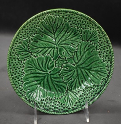 (2) English Majolica 7.5"d pcs: green plate, leaves and basketweave pattern; shalow bowl, flowers - 3