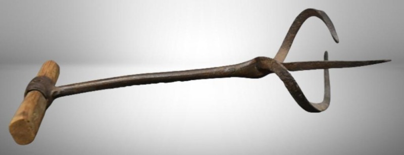 Tool used to break up hardened sugar or fruit in barrels, wood handle