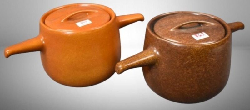 (2) Roseville Raymor 194 2 qt. bean pots, 1-brown, 1-dark tan