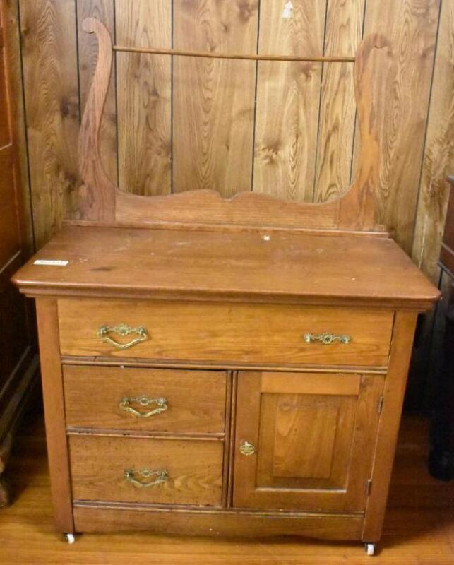 Oak commode w/ towel bar, drawers and storage below (missing 1 handle)