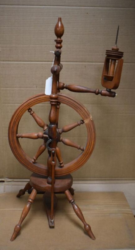 Antique spinning wheel, single pedal - very old