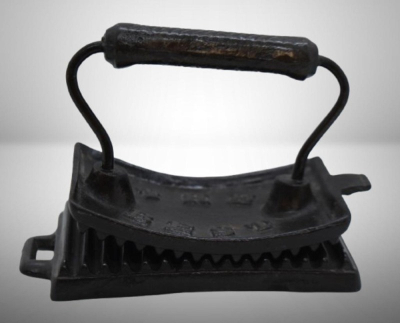 Cast Iron "The Best" fluter or pleating iron