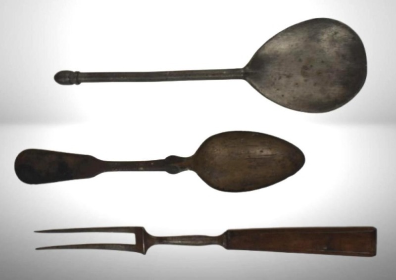 (3) Old military utensils