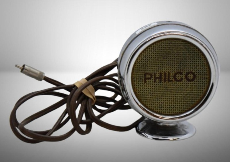 Vintage Philco dynamic microphone from the 1930-40's, 4.5"h x 3.75" round dia.