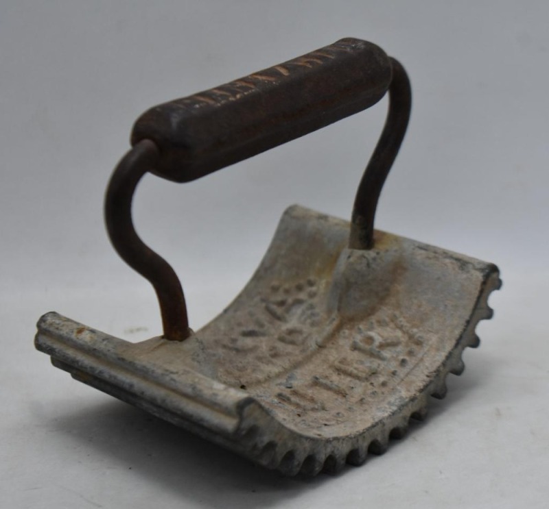 Cast Iron Geneva Hand Fluter, 4" tall