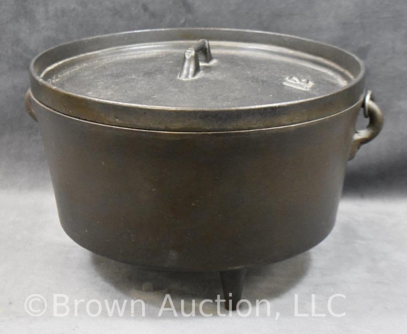 Cast Iron campfire #12 dutch oven w/ lid, 3-legged