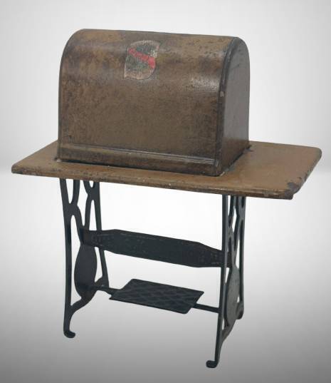 Rare Metal Singer Sewing Machine Bank