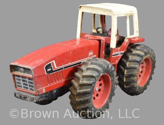 Case International 2+2 3588 tractor