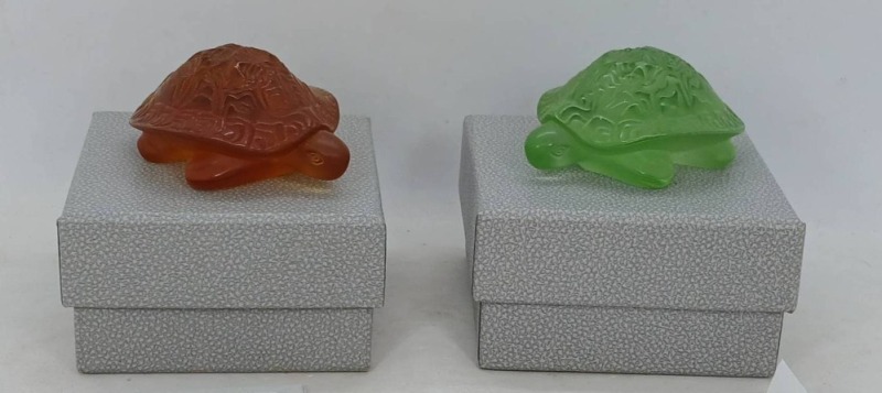(2) Lalique Glass Turtles "&ldquo; Amber and Green