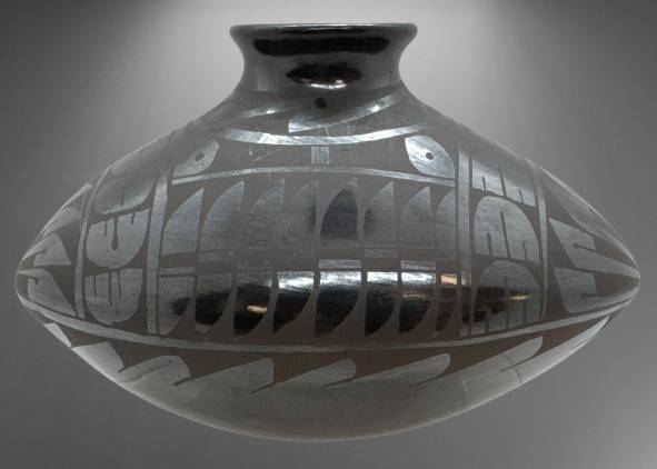 Native American Pottery Pot signed by Vero Hdez