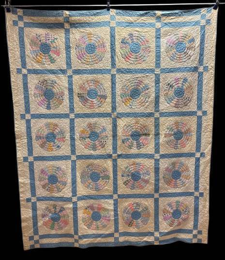 Handmade 1940 Quilt, Dresden Plate Design