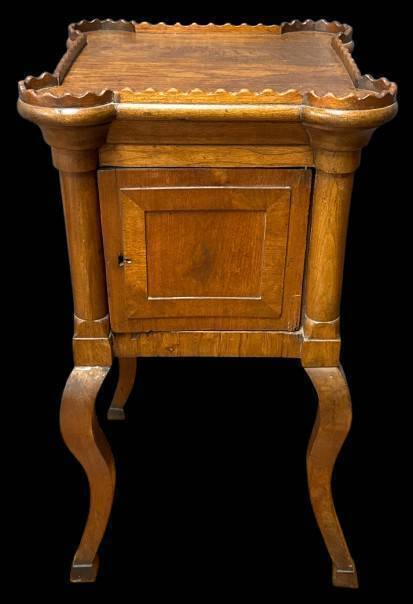 Wooden Table With Decorative Scalloped Edges