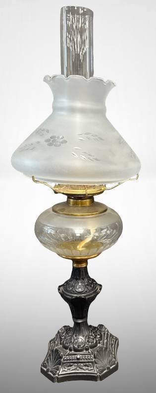 Victorian-style Oil Lamp with Frosted Shade