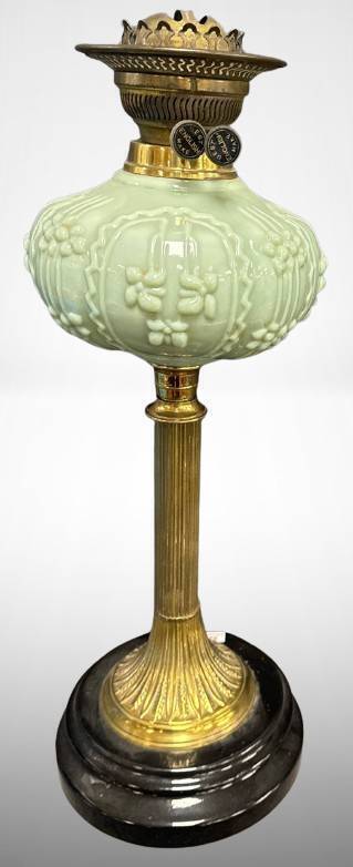 English-Make Oil Lamp With Embossed Glass Globe