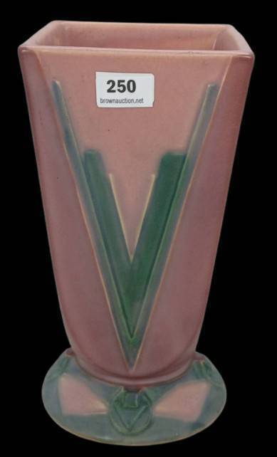 Roseville Futura 399-7" Victory "&oelig;V" Vase