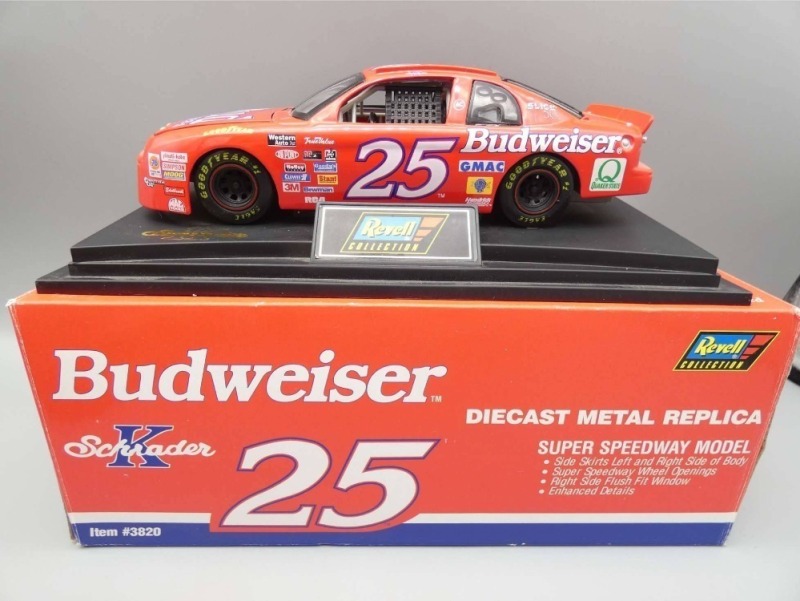 1:24 Scale Budweiser Diecast Car Mint