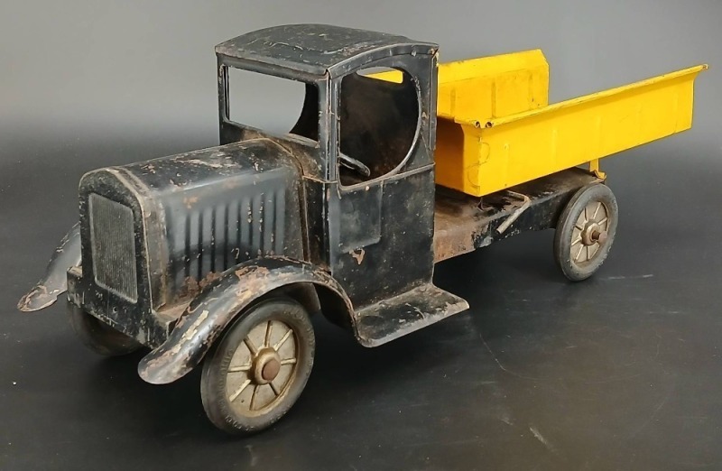 Arrow Mfg Co. Toy Dump Truck